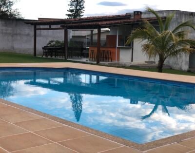 Casa com Piscina e Área Gourmet em Meaípe – 4 Quartos (1 Reversível)